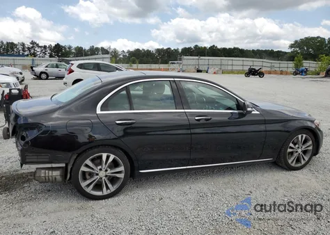 2015 Mercedes-Benz C 300 z USA, uszkodzony, nr VIN 55SWF4JB3FU070164